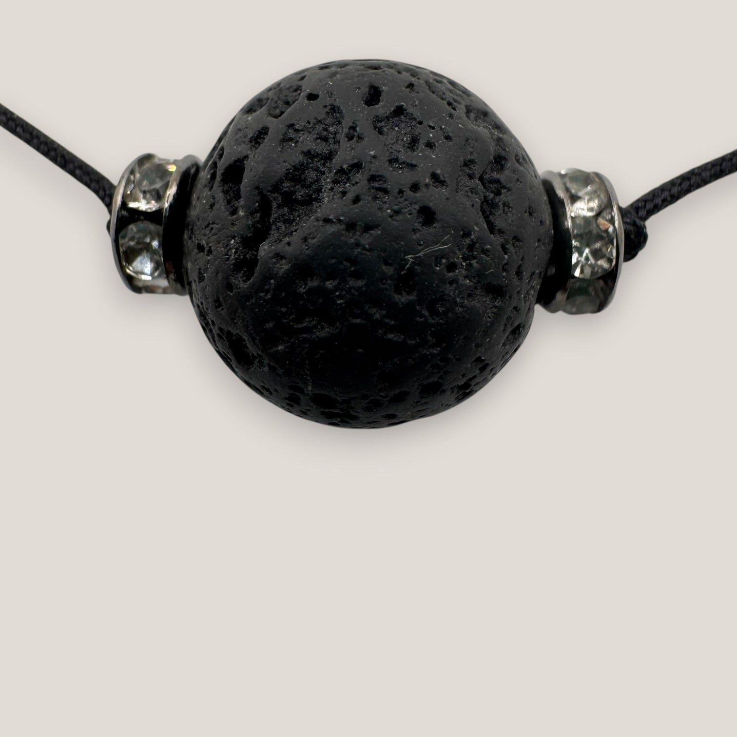 Collar minimal bola de lava negra 12mm separadores gunmetal cristalitos brillantes
