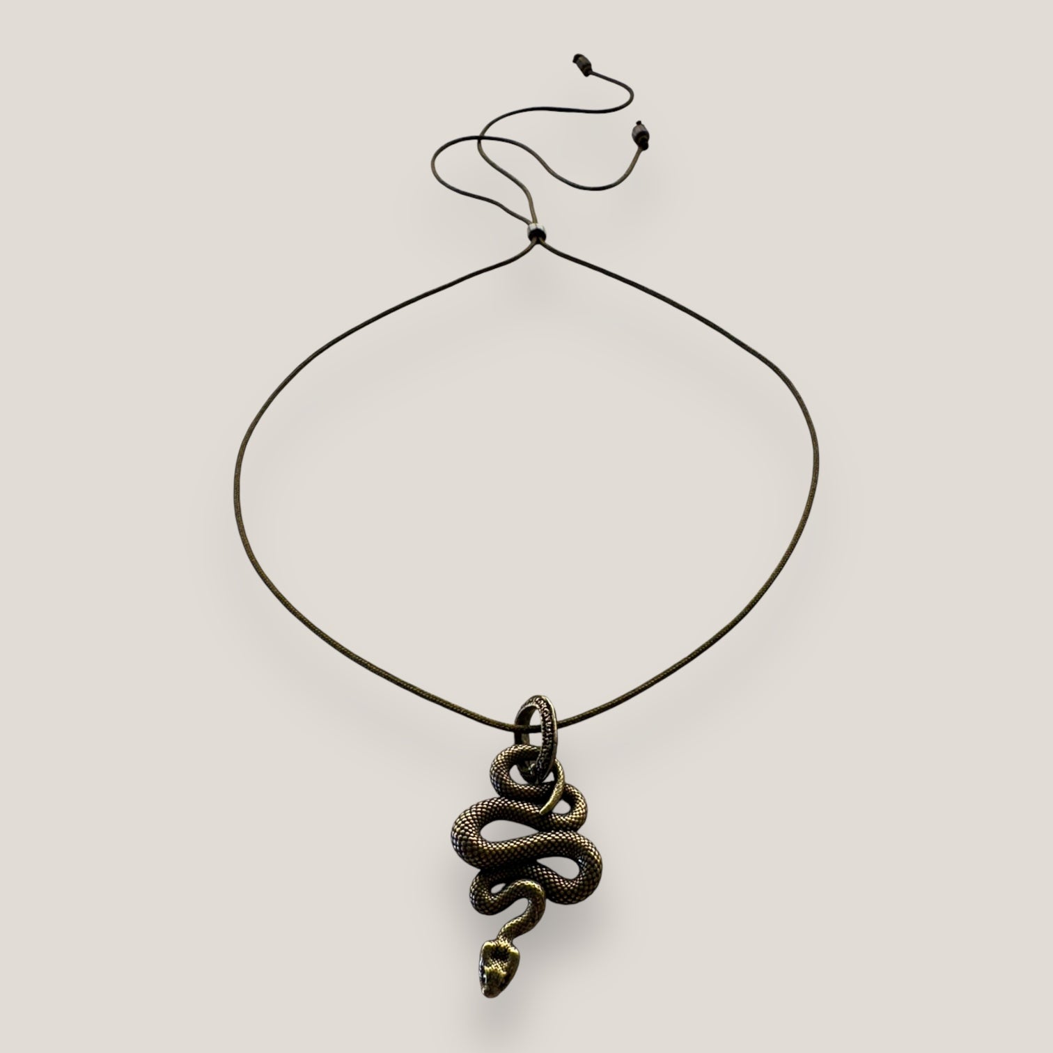 Collar cordón con serpiente de bronce