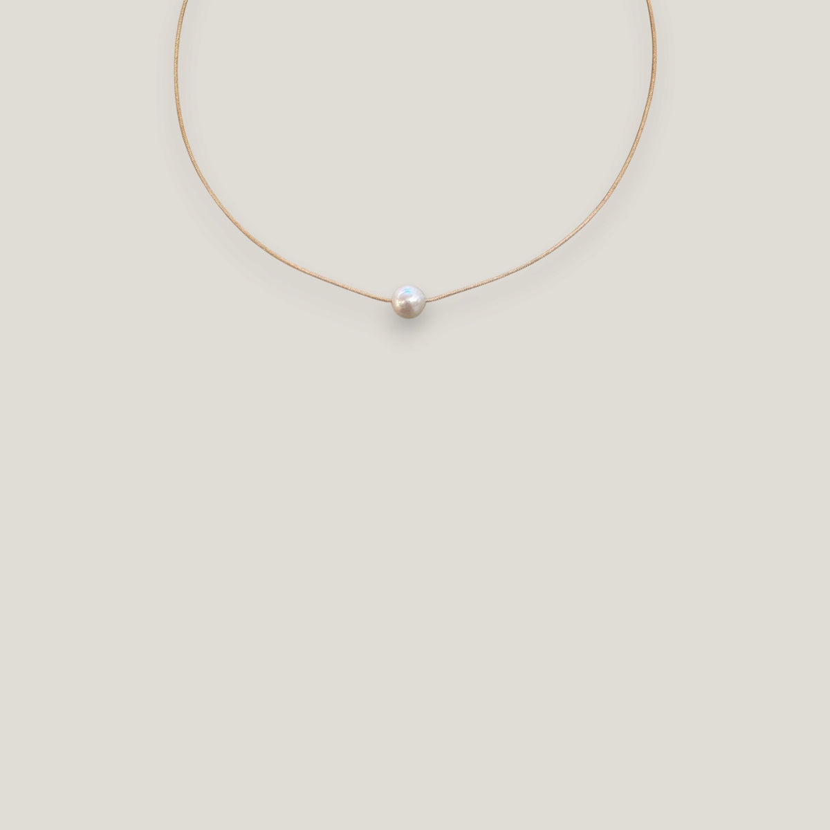 Collar minimal perla natural redondeada blanca 8mm cordón nailon dorado