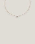 Collar minimal perla natural redondeada blanca 8mm cordón nailon dorado