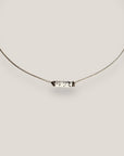 Collar minimal con tubo de lava blanca con separadores plata con cristalitos blancos