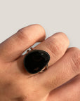 Ovaler Ring aus silberfarbenem Stahl mit schwarzem Achat.