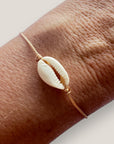 Pulsera minimal con Cowrie natural blanco