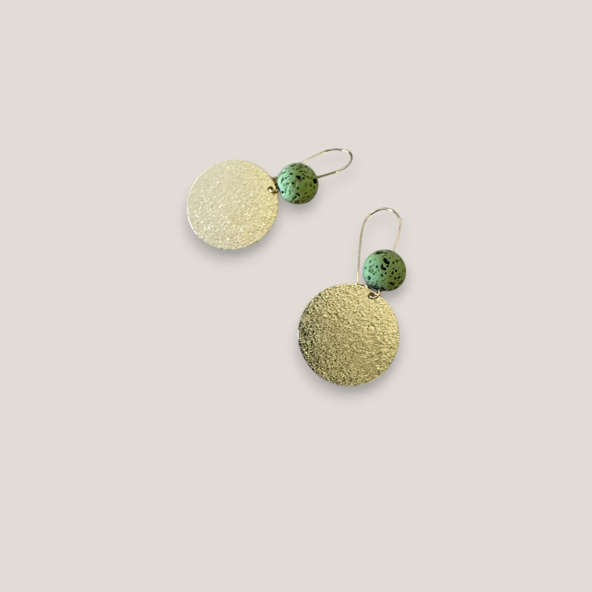 Pendientes base lava verde claro 10mm gancho acero oro medalla esmerilada 25mm