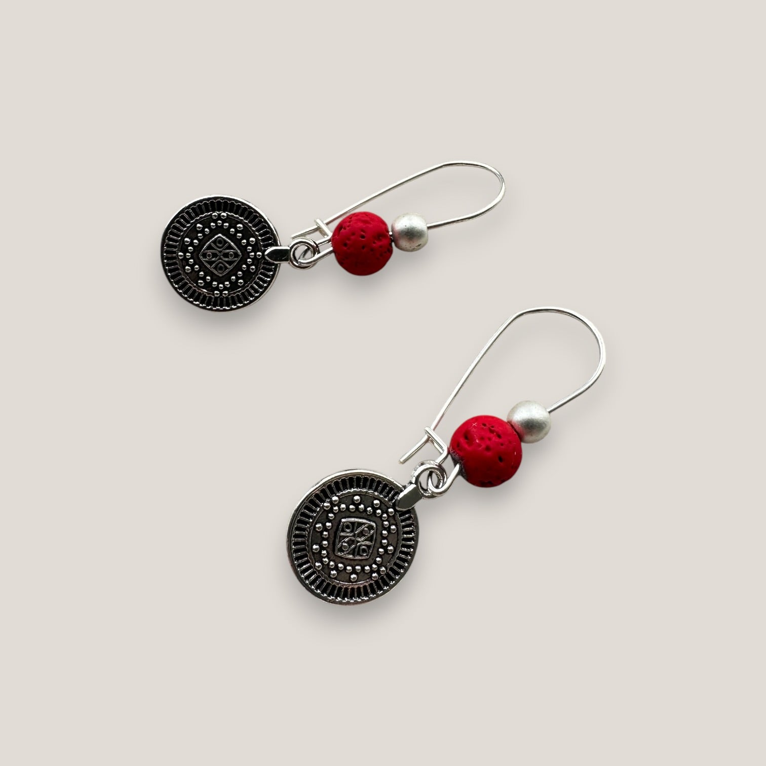 Pendientes gancho con medalla tribal pequeña de plata vieja lava roja y hematita plata