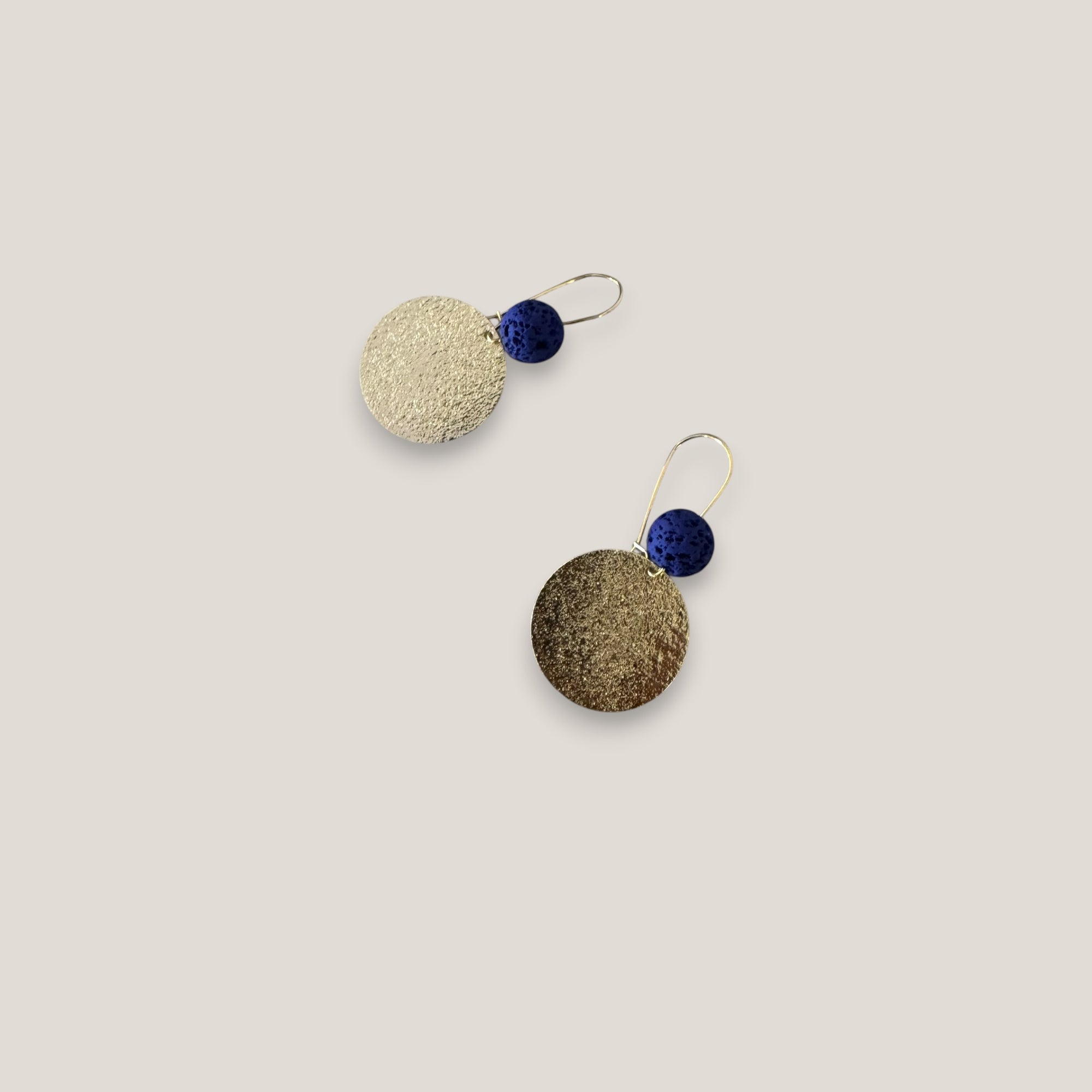 Pendientes base lava azul azulón 10mm gancho acero oro medalla esmerilada 25mm