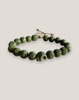 Pulsera con gran calavera de howila y esponja coral verde caqui