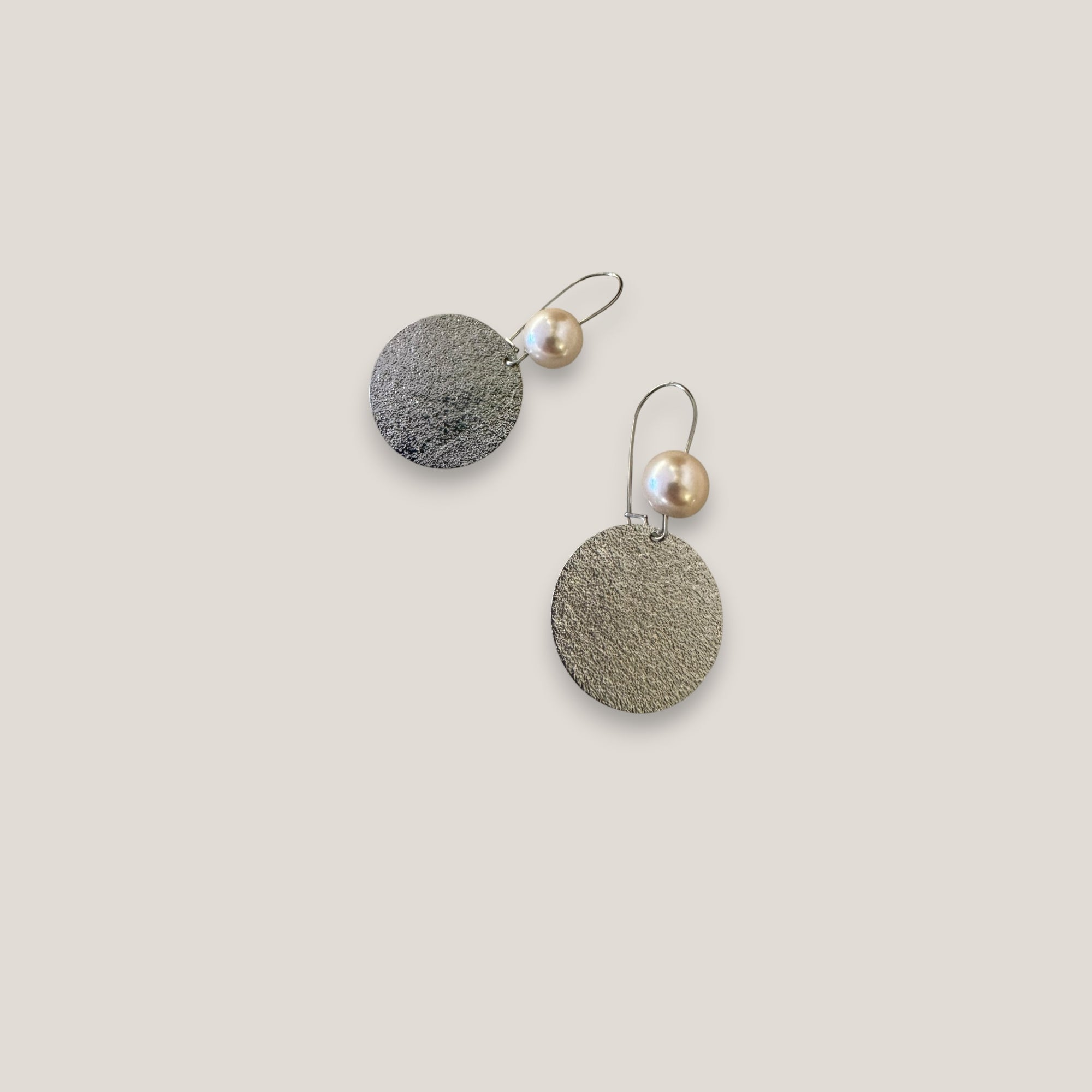 Pendientes base perlas rosadas 10mm gancho acero medalla esmerilada 25mm