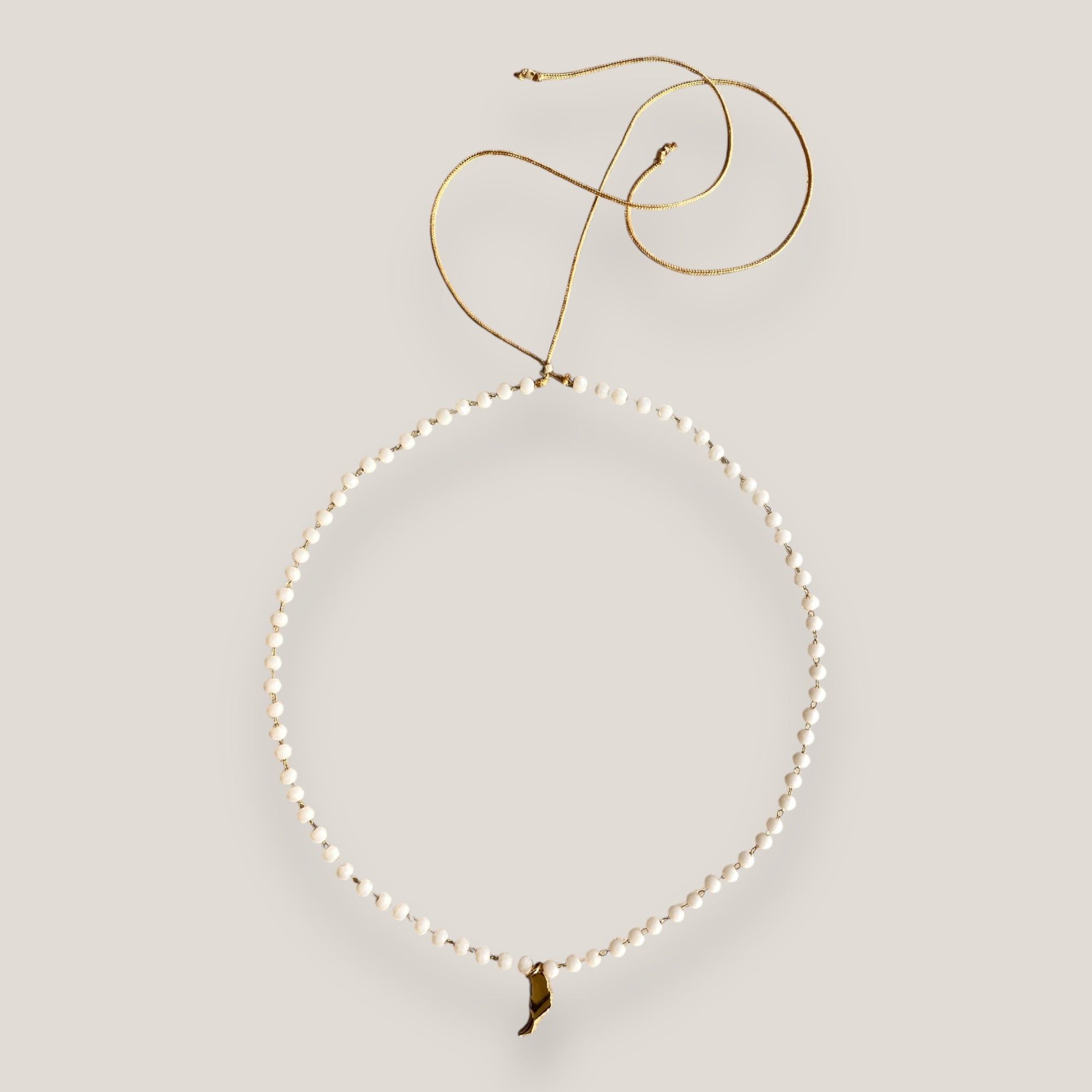 Collar cadena con cristales facetados blancos engarzados con colgante isla de Fuerteventura 15mm acero titanio oro