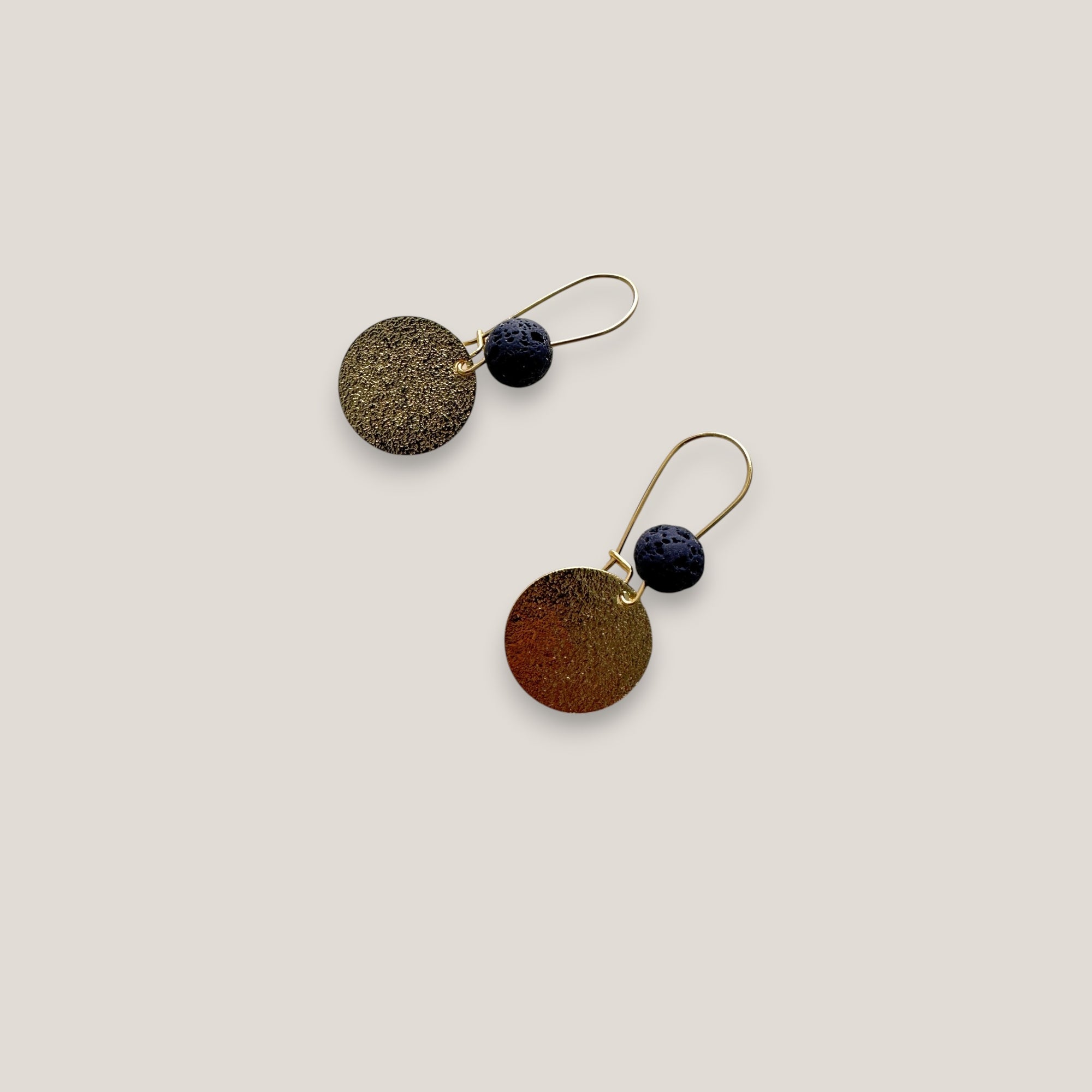 Pendientes base lava azul oscuro 8mm gancho acero oro medalla esmerilada 18mm