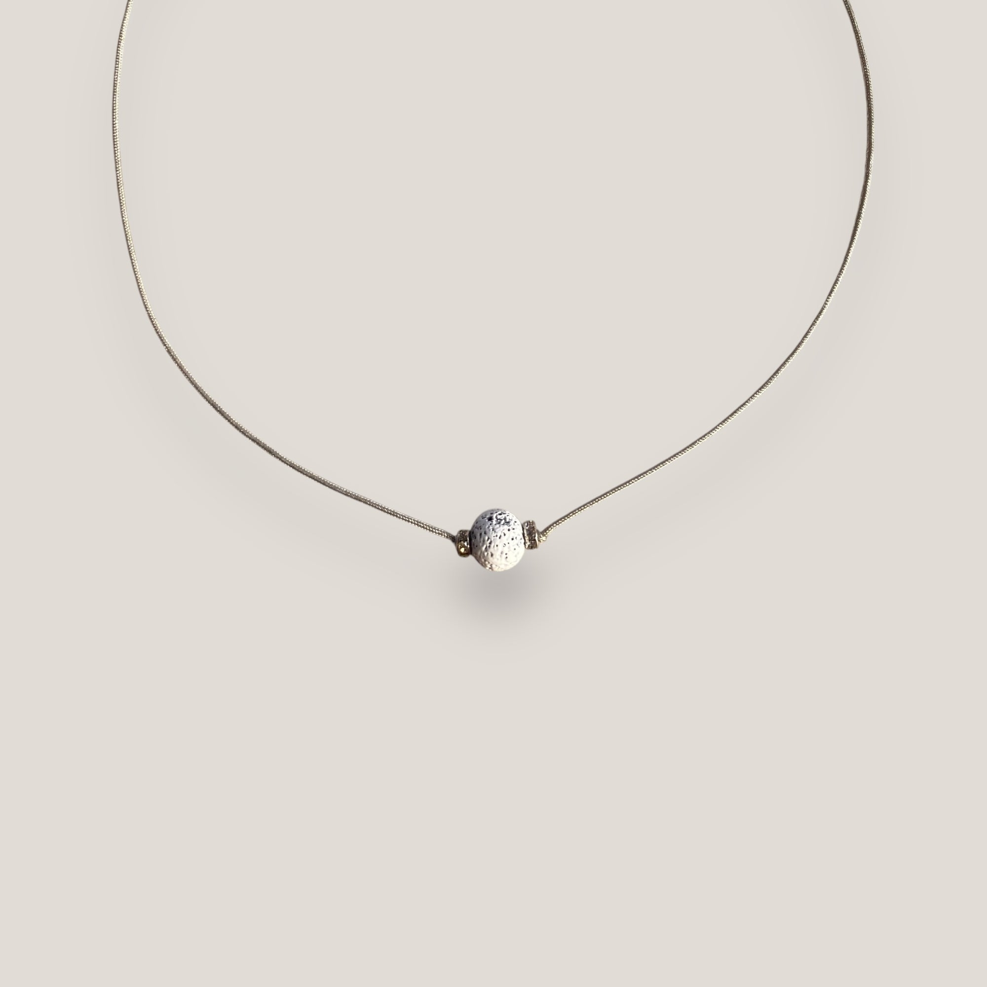 Collar minimal con bola de lava blanca 8mm y separadores plata con brillis blancos
