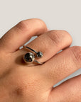 Offener Ring mit silberfarbenen Stahlkugeln