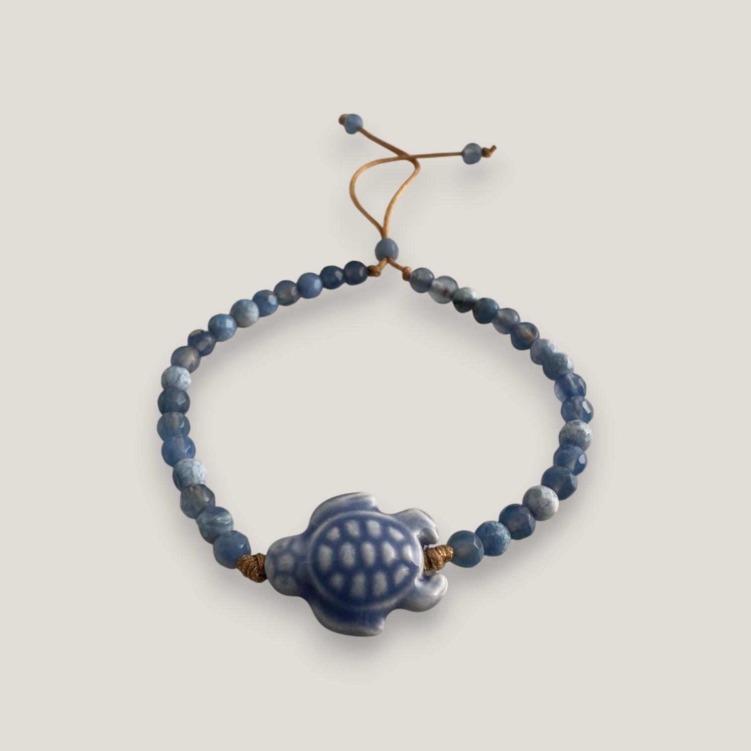Pulsera tortuga cerámica azul claro ágatas facetadas azul claro y blanco