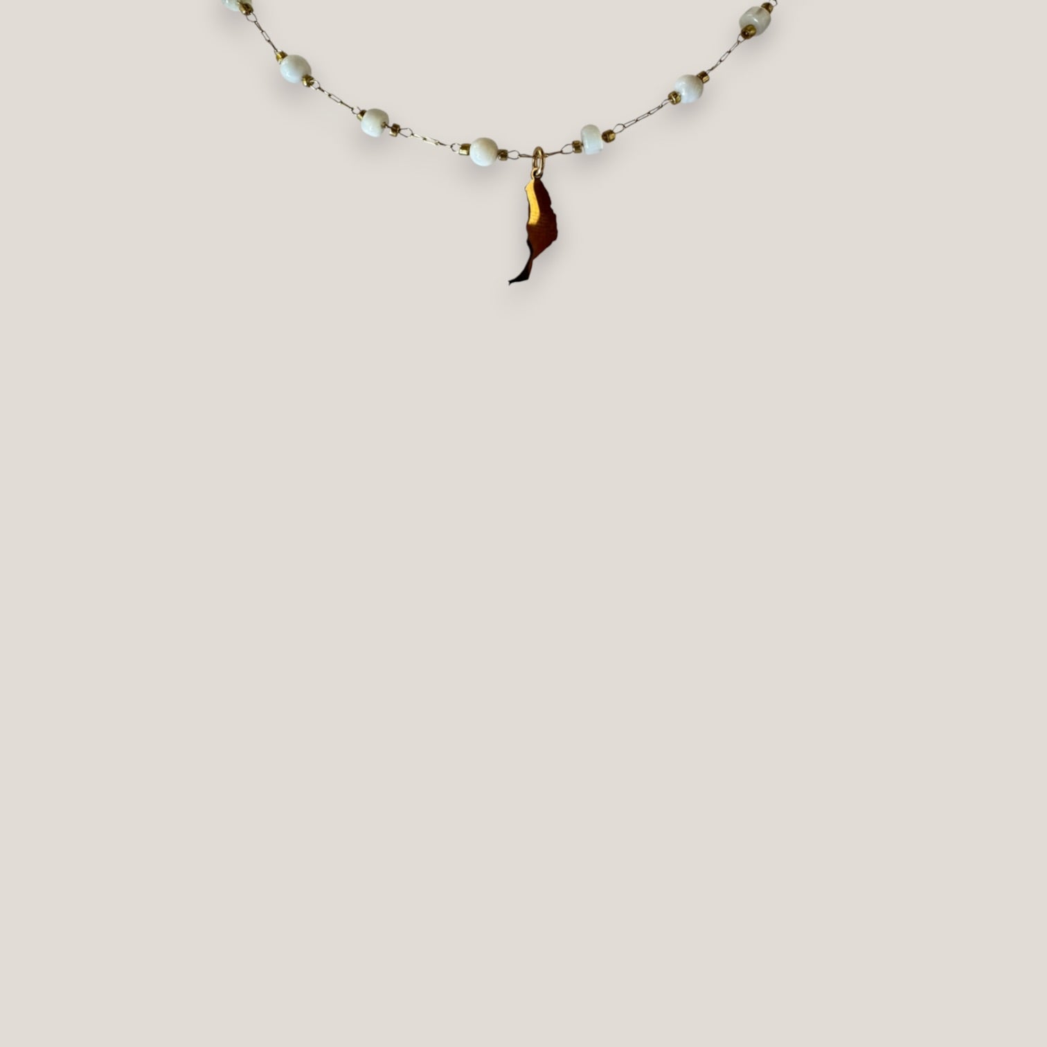Collar isla Fuerteventura acero oro cadena bolitas cilindros nácar blanco