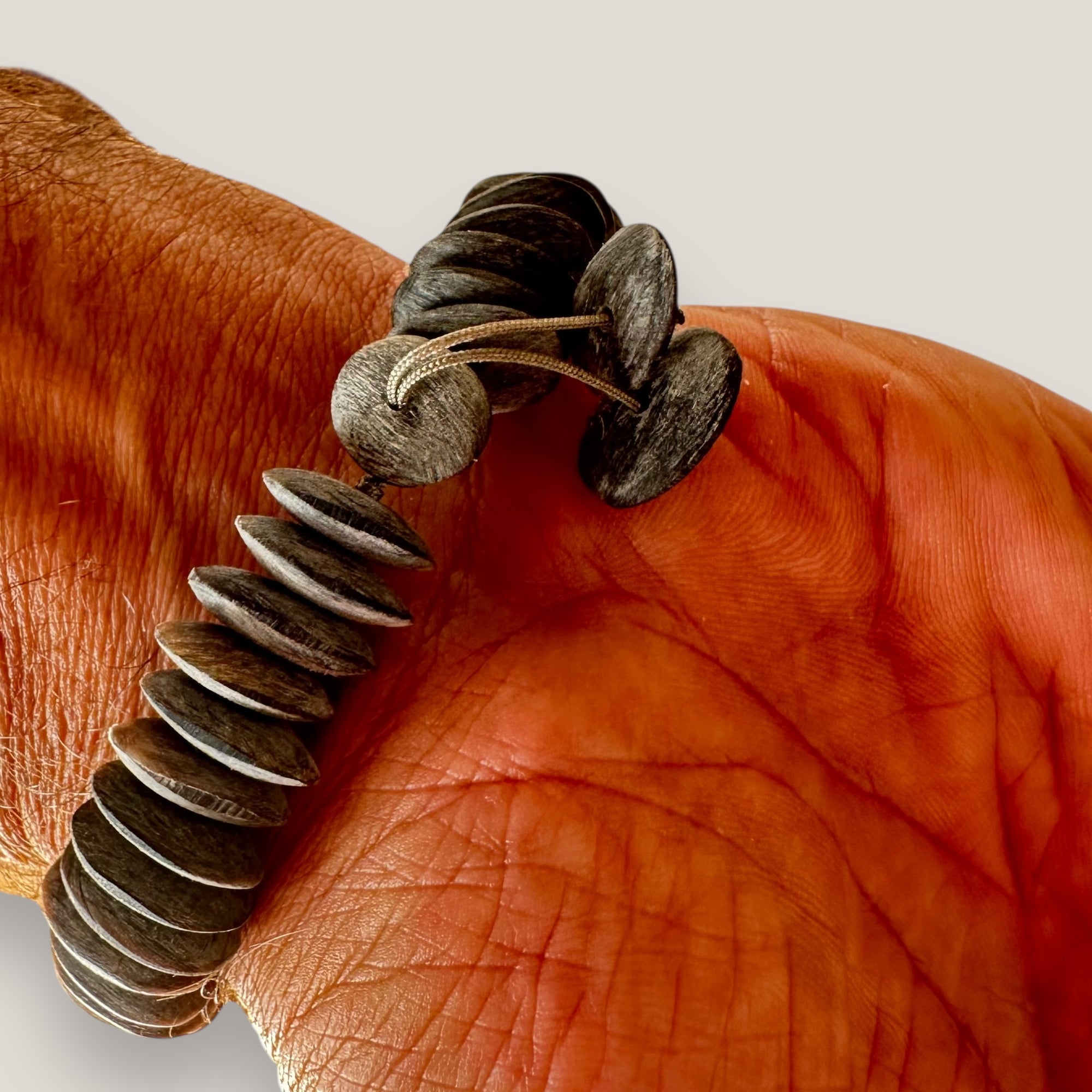 Pulsera con cuenta de piel de cabra y lajas de hueso