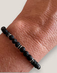 Pulsera con cuentas de lava negra y brillis plata con cristalitos negros