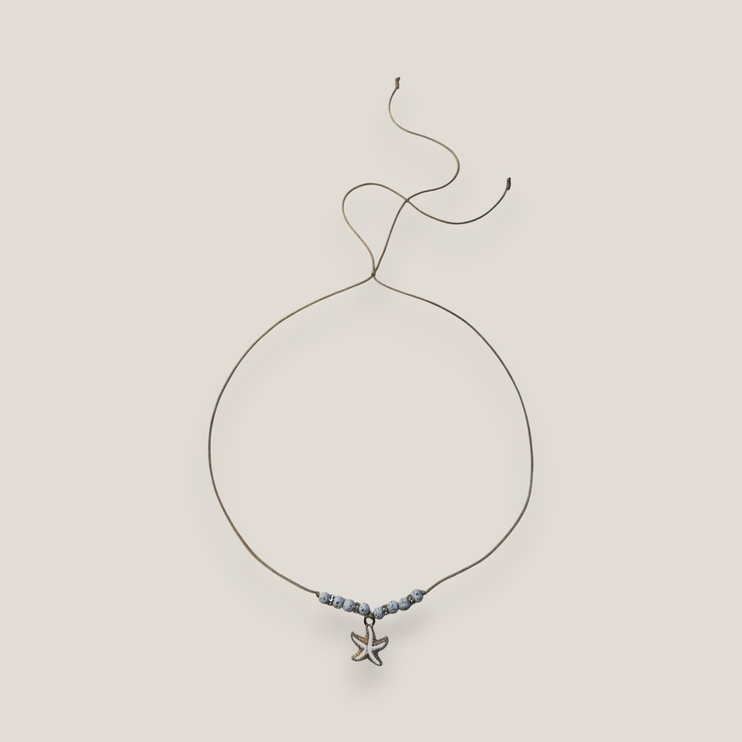 Collar midi con estrella dorada esmaltada en blanco lava blanca y separadores dorados con cristalitos