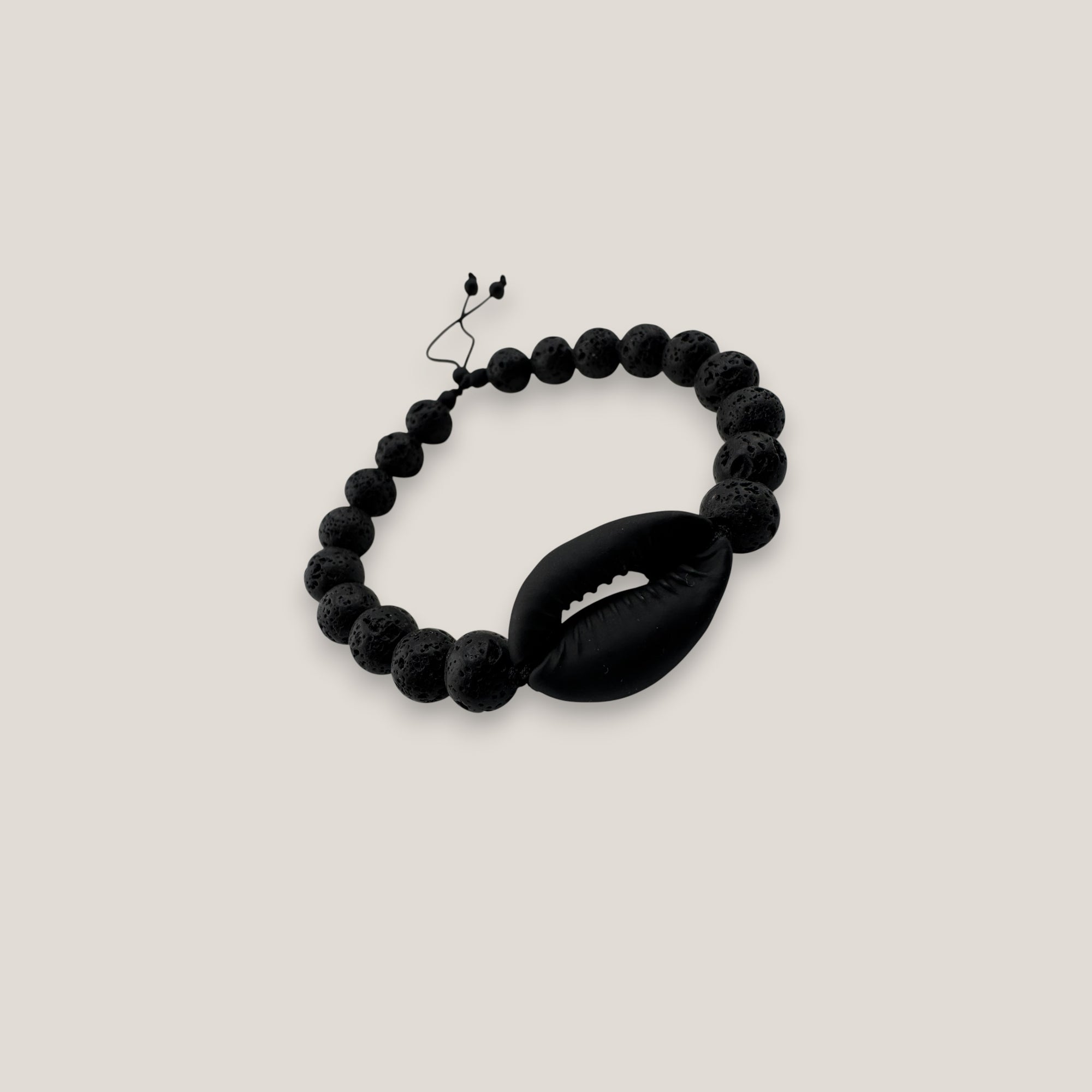 Pulsera cowrie negra mate lava negra