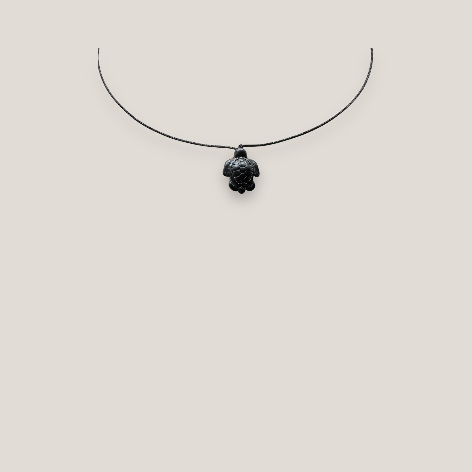 Collar minimal con tortuga Howlita negra lava negra
