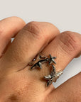 Ring aus Stahl mit zwei glatten Sternen und einem gehämmerten Stern