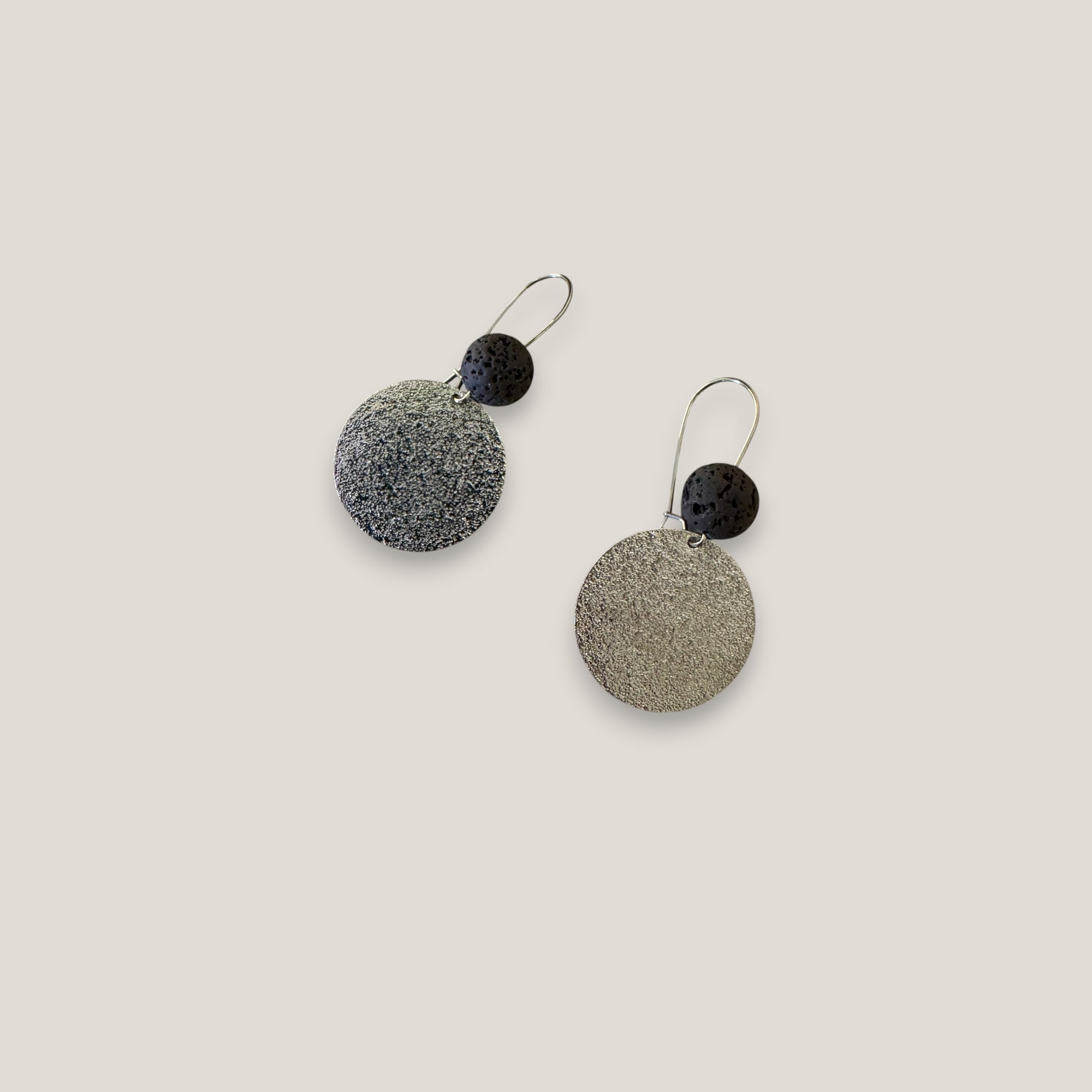 Pendientes base lava marrón oscuro 10mm gancho acero medalla esmerilada 25mm
