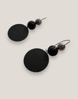 Pendientes Gran Dafne gancho gunmetal con medalla negra mate, lava negra y filigrana con brilli
