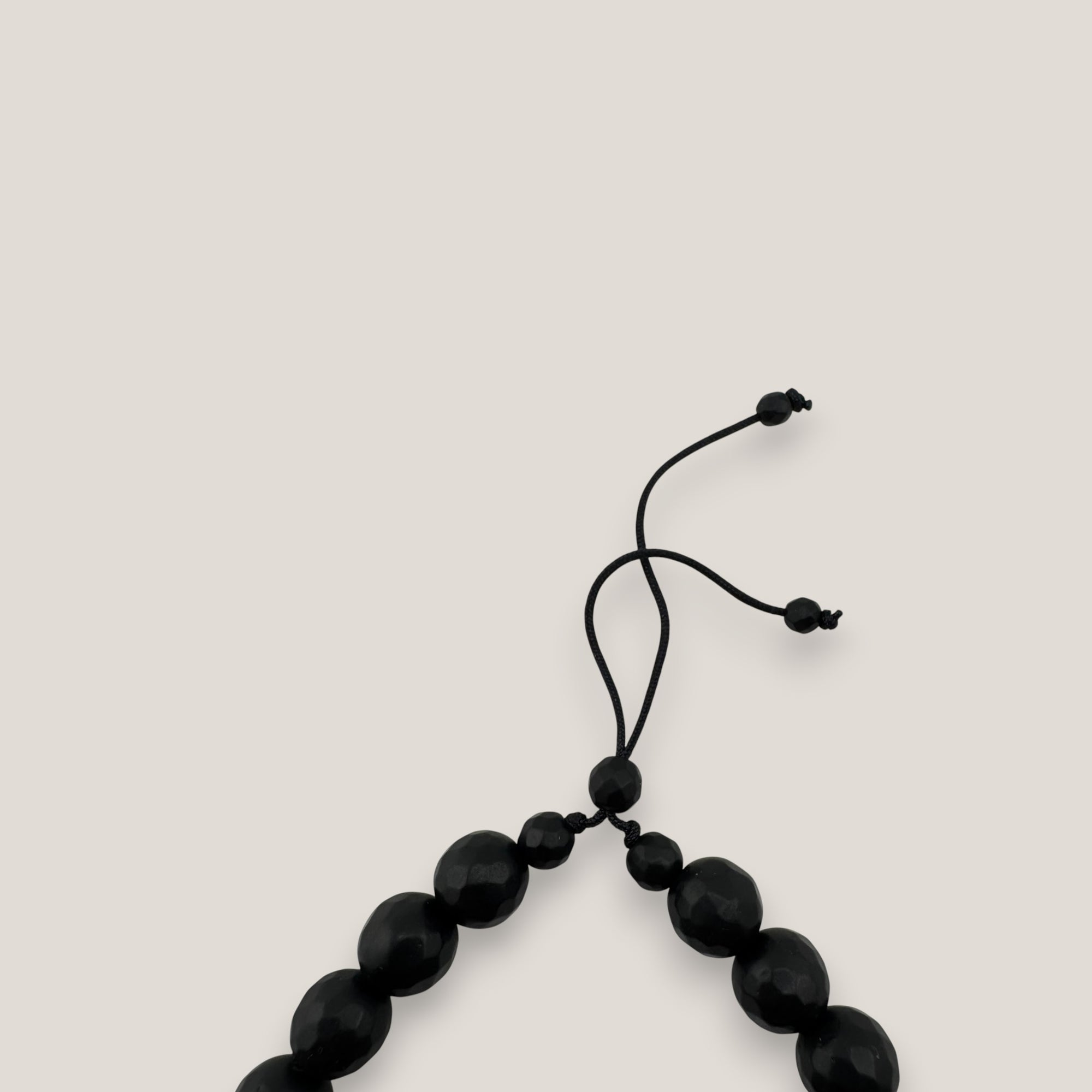Pulsera cowrie negra mate ónix facetado pulido