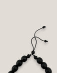 Pulsera cowrie negra mate ónix facetado pulido