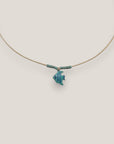 Collar midi pez pequeño esmalte azul turquesa con rayas azul oscuro abalorios turquesas