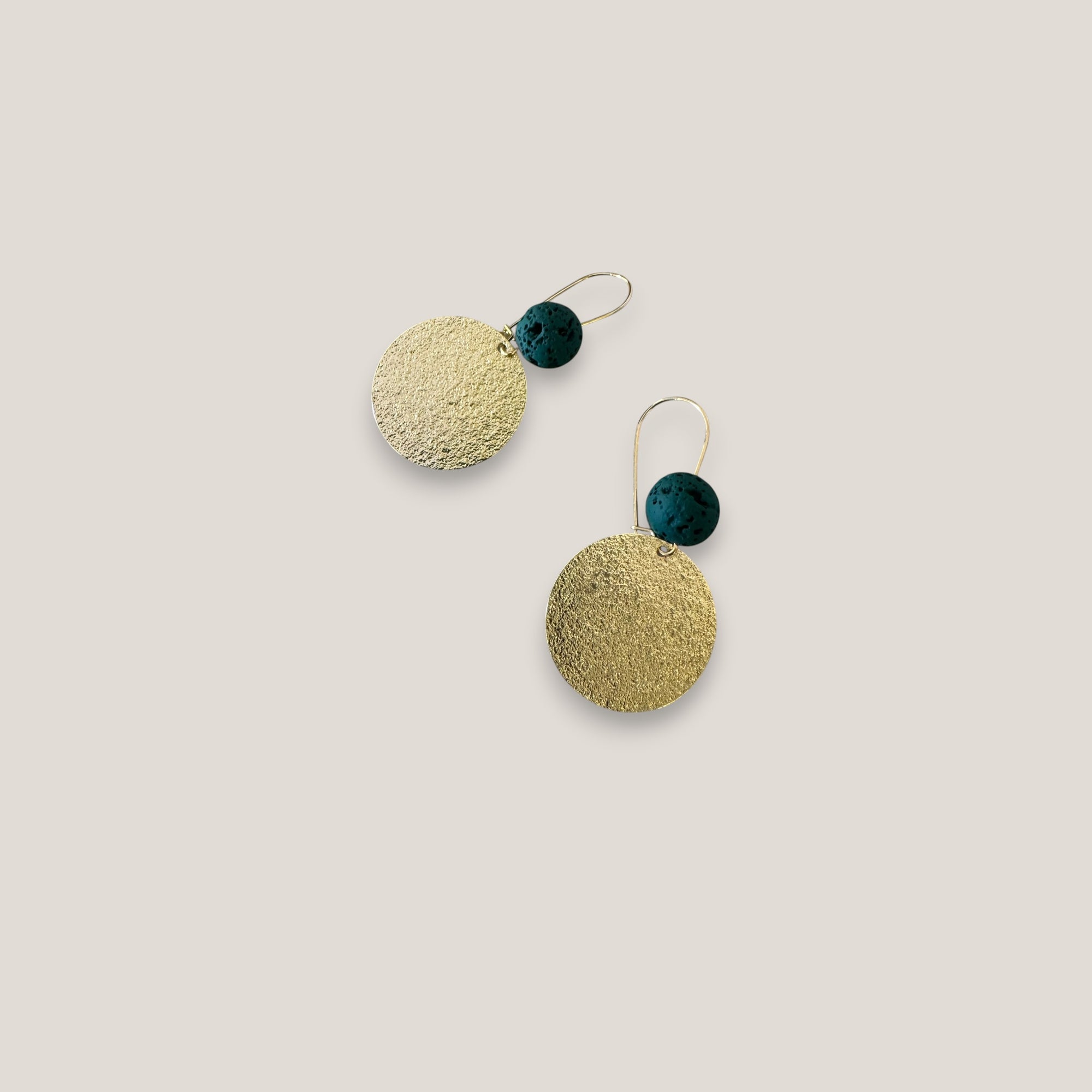 Pendientes base lava verde oscuro 10mm gancho acero oro medalla esmerilada 25mm