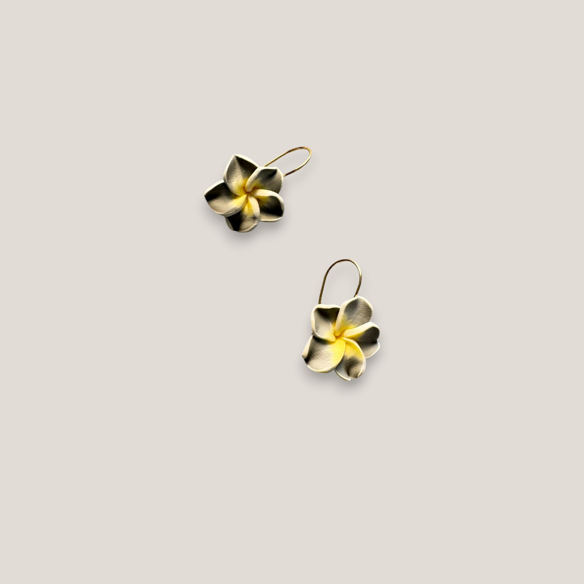 Pendientes gancho acero oro flor Plumeria gris claro amarilla