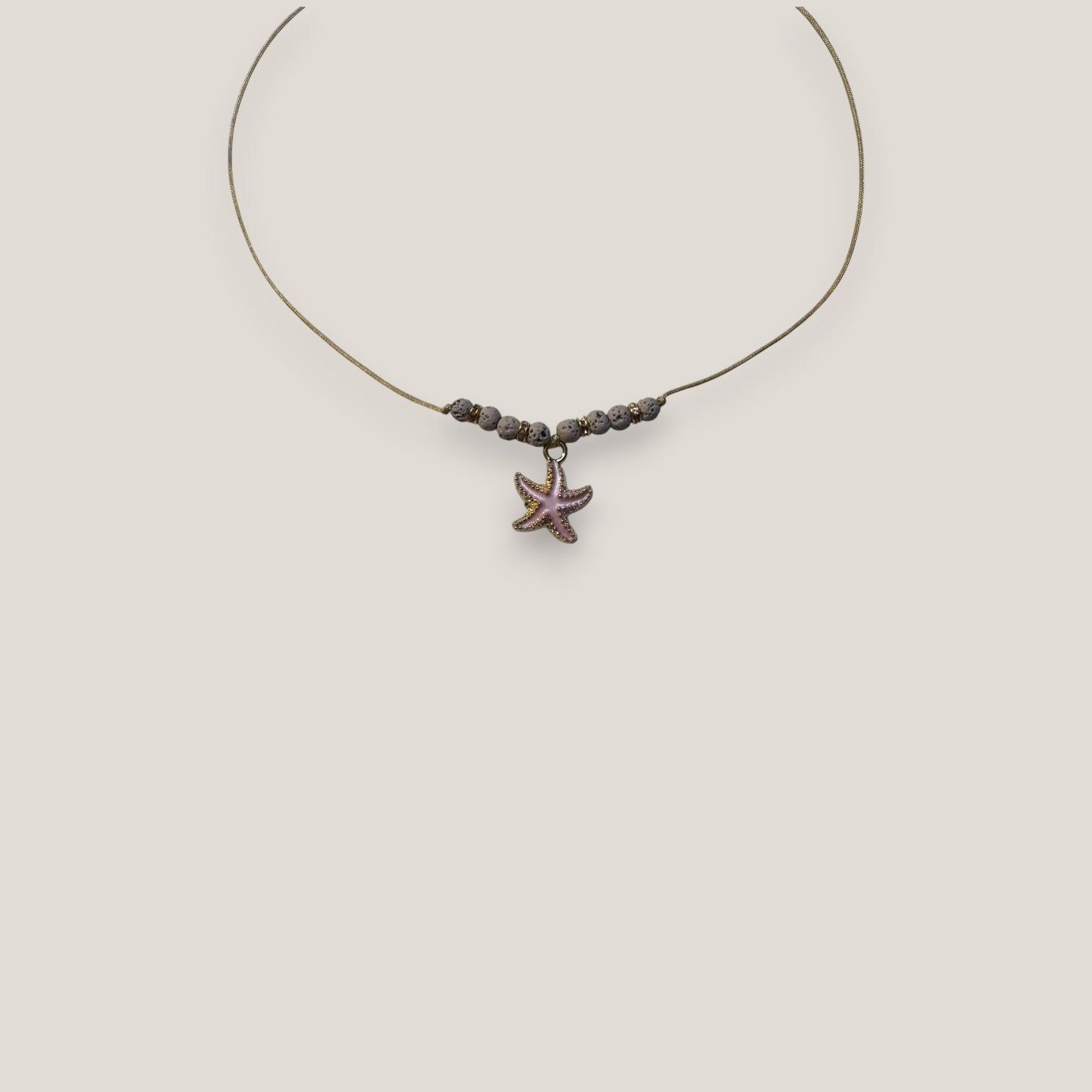 Collar midi con estrella dorada esmaltada en rosa lava rosa y separadores dorados con cristalitos rosas
