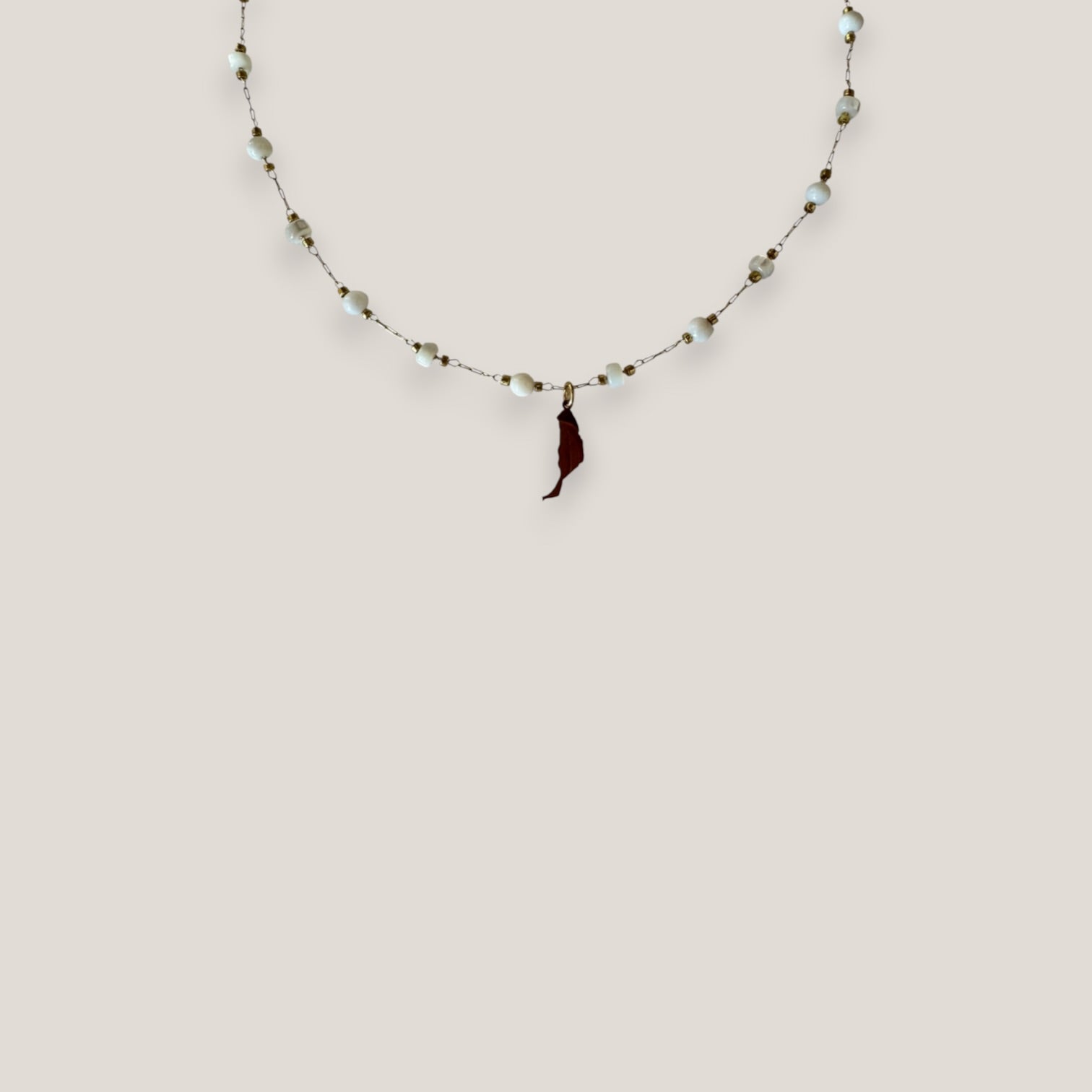 Collar isla Fuerteventura acero oro cadena bolitas cilindros nácar blanco