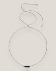 Collar minimal con tubo de lava verde oscuro con separadores gunmetal con cristalitos blancos