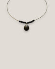 Collar midi con concha dorada esmaltada en negro lava negra y separadores dorados con cristalitos negros