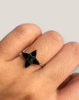 Silberner Ring mit vierzackigem Stern und schwarzem Onyxstein aus Stahl.