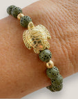 Pulsera con gran tortuga dorada y esponja coral verde caqui