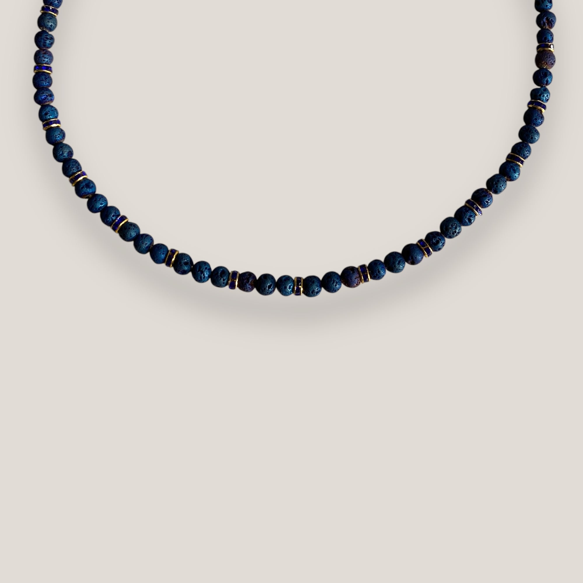 Collar mini base 4mm lava azul añil, rondeles dorados con cristalitos azul marino