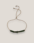 Pulsera minimal con una bola, dos discos y dos tubos de esponja coral verde caqui con brillis gunmetal de cristal blanco
