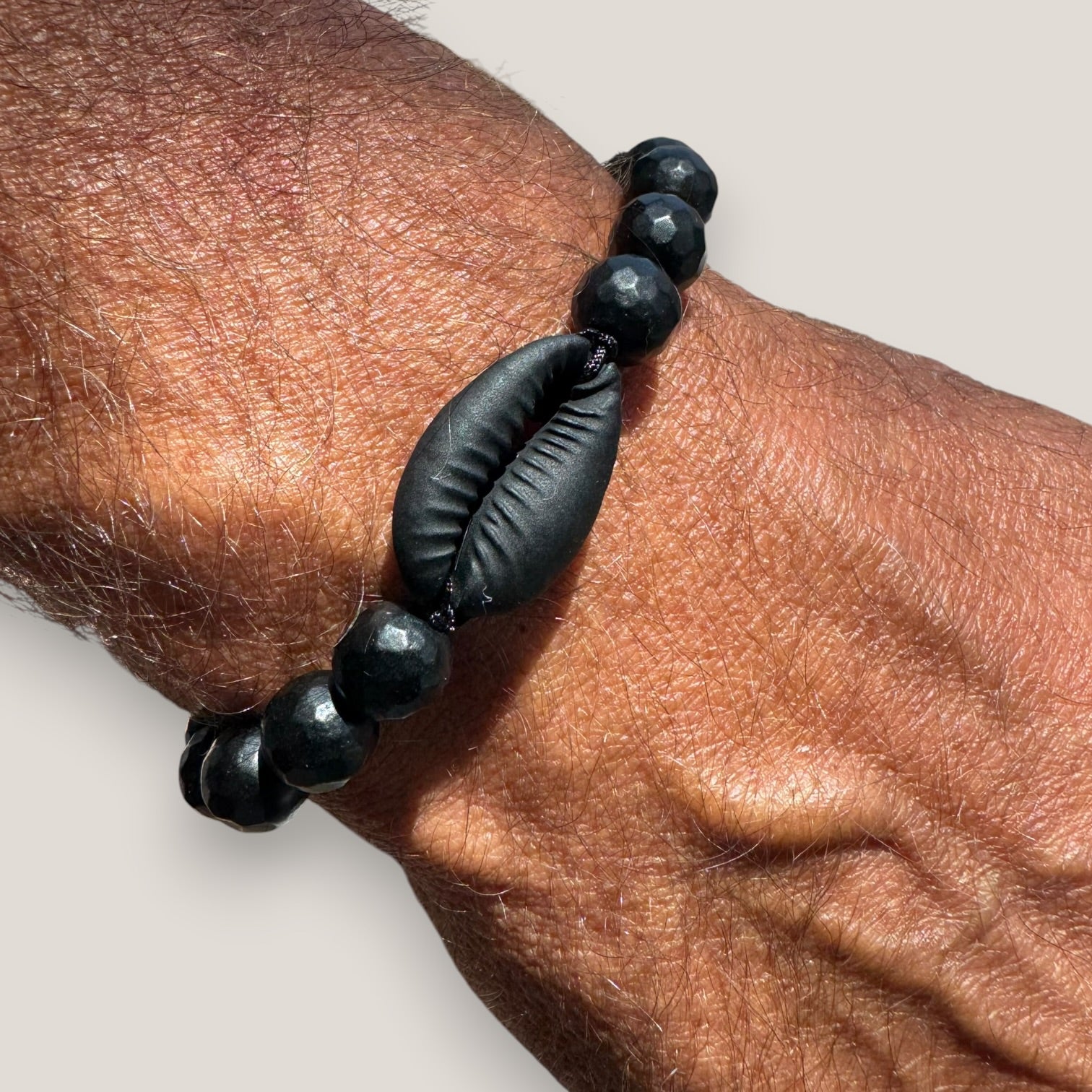 Pulsera cowrie negra mate ónix facetado pulido
