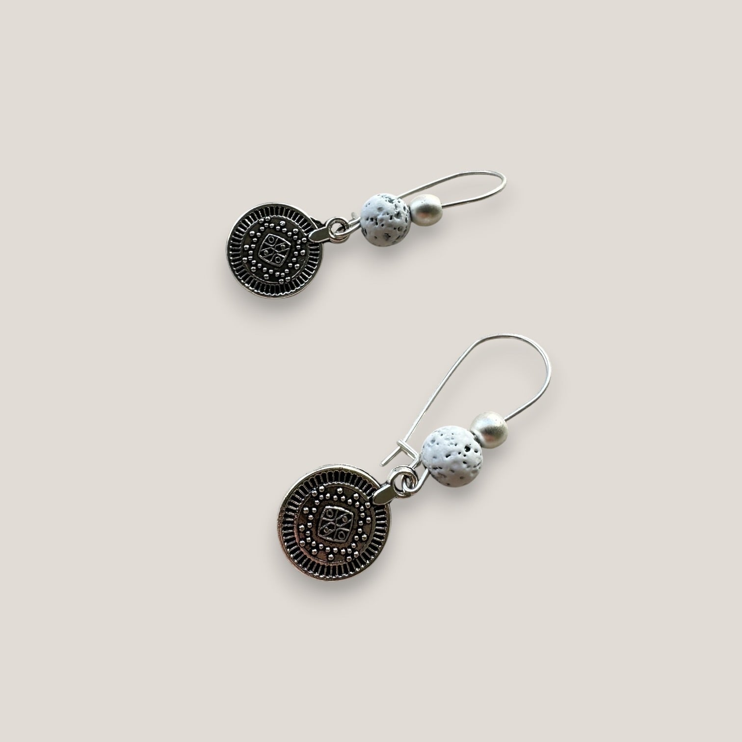 Pendientes gancho con medalla tribal pequeña de plata vieja lava blanca y hematita plata