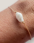 Pulsera minimal con caracola natural blanca