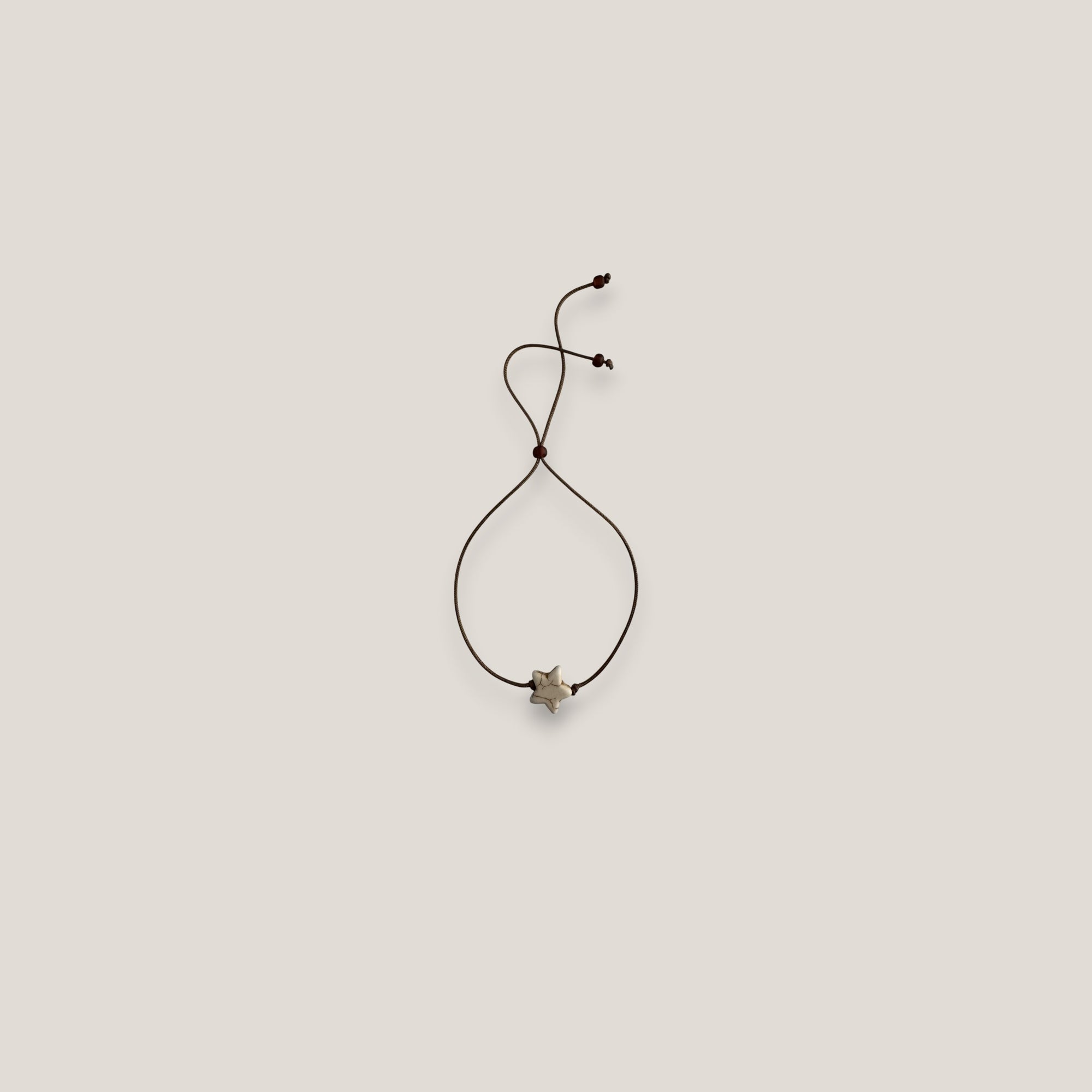 Pulsera minimal estrella clásica howlita natural