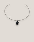 Collar minimal con tortuga Howlita negra lava negra