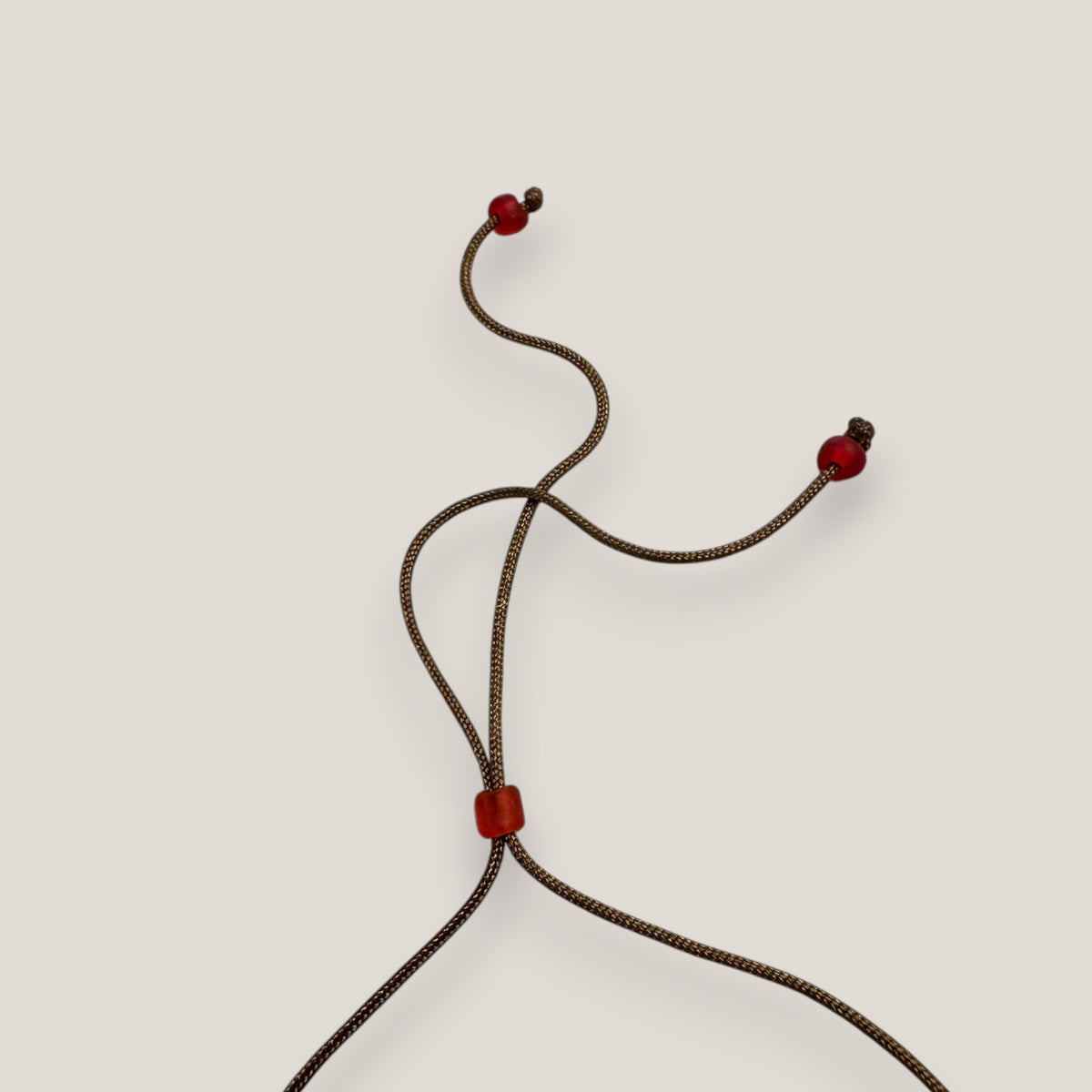 Minimalistisches Armband mit rotem Harzherz