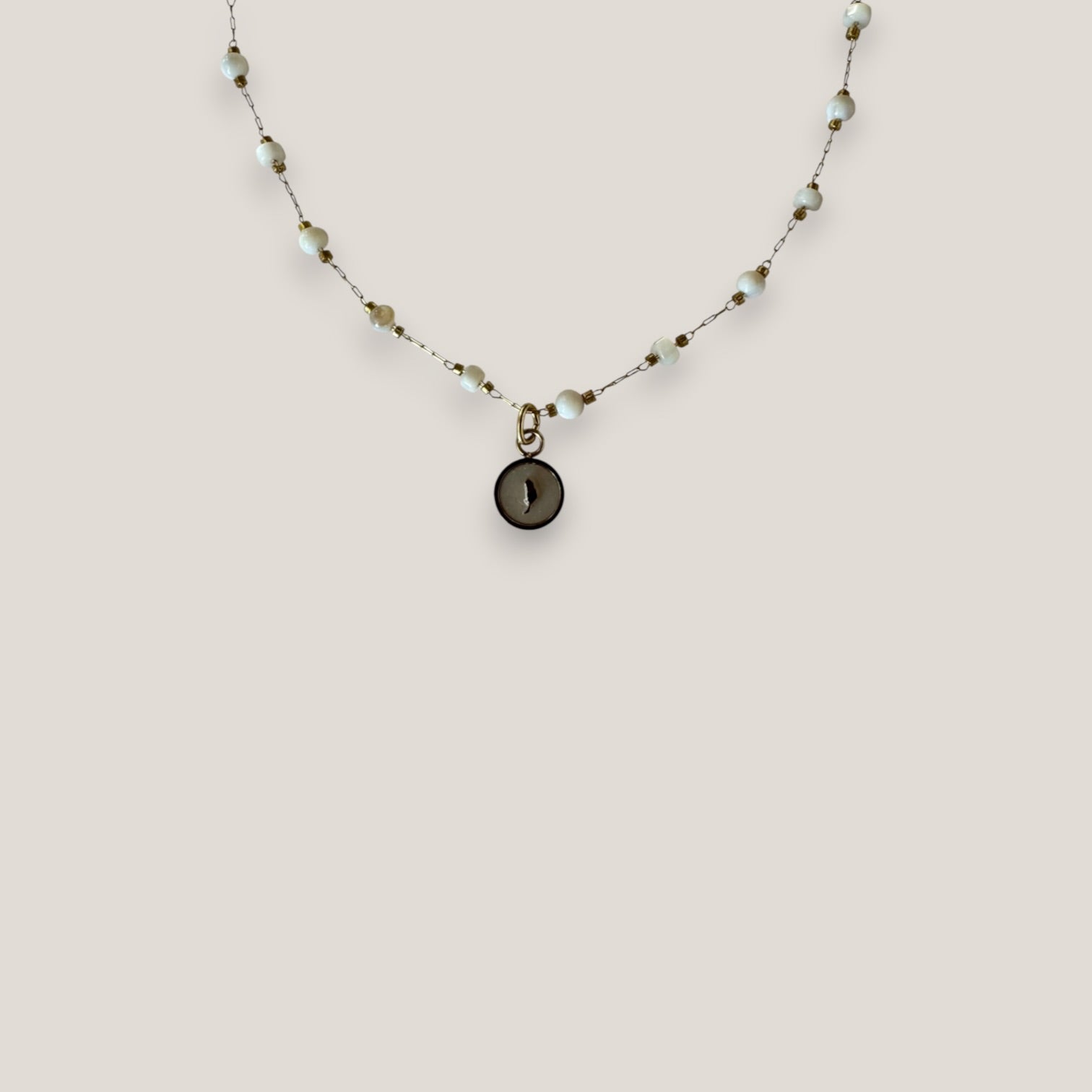 Collar medallita nácar mini Isla Fuerteventura acero oro y cadena de acero oro discos bolitas nácar blanco