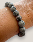 Pulsera gran Dafne con lava gris claro y filigrana gunmetal con cristalitos