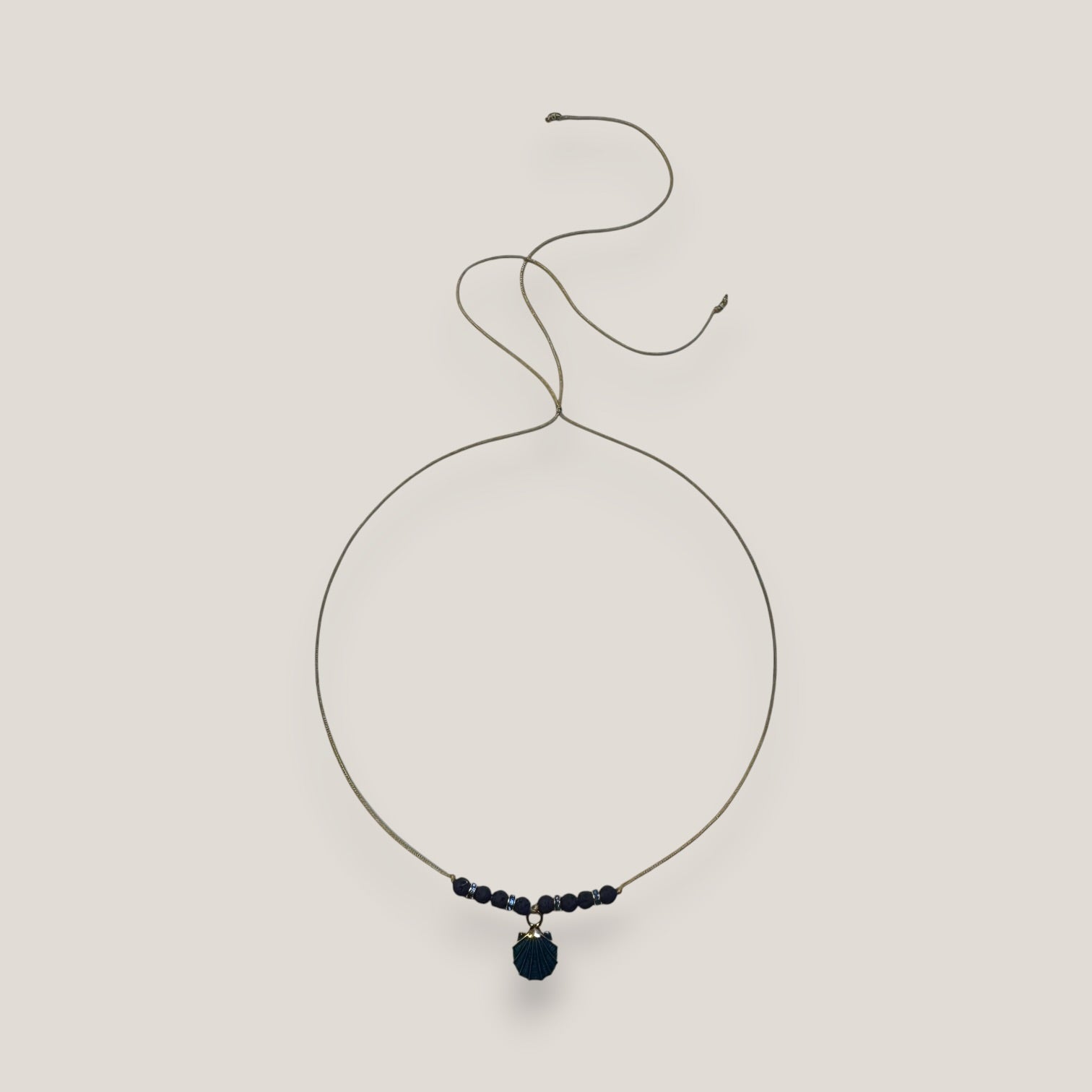 Collar midi con concha dorada esmaltada en azul marino con lava azul oscuro y separadores dorados con cristalitos azules oscuro