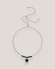 Collar midi con concha dorada esmaltada en azul marino con lava azul oscuro y separadores dorados con cristalitos azules oscuro