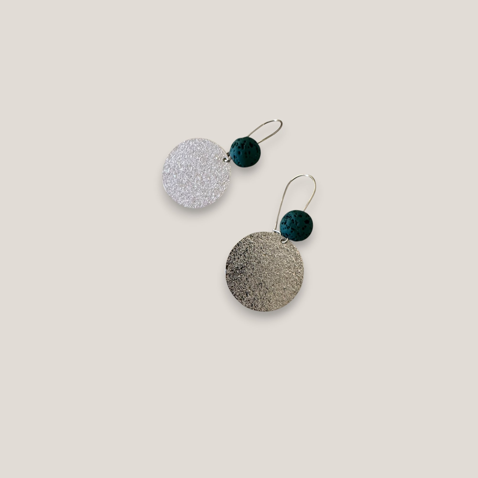 Pendientes base lava verde oscuro 10mm gancho acero medalla esmerilada 25mm